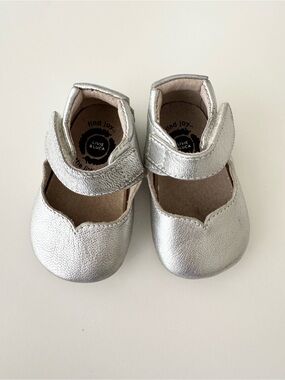 Livie & Luca Metallic Silver size 0-6 months Mary Jane Baby Walker Shoes